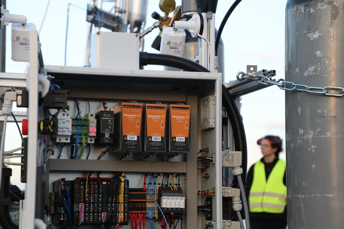 Ground support electrical cabinet for HERMES test operations